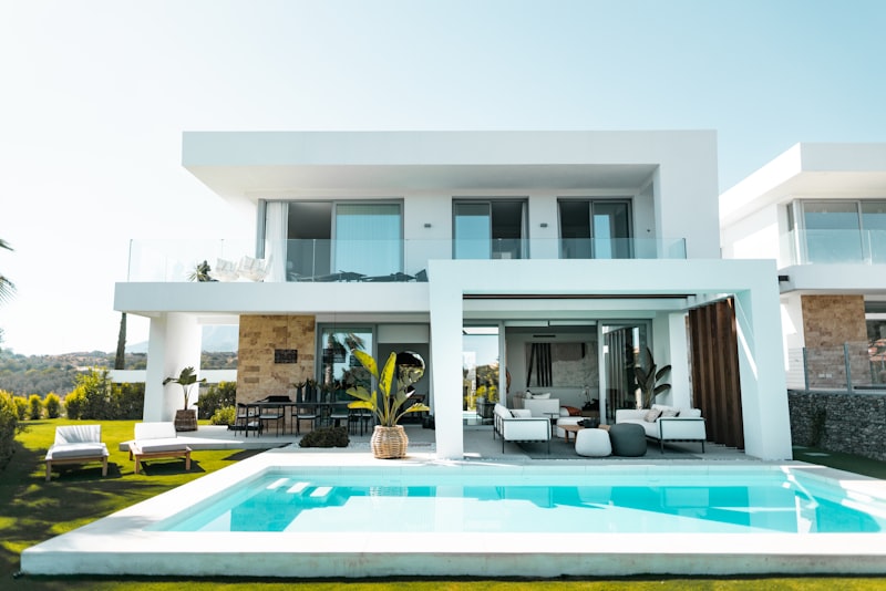 Photo : Villa contemporaine avec cour